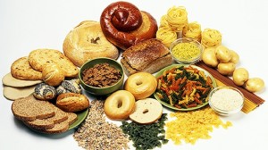 Muchos carbohidratos se presentan en forma de panes, pastas, cereales o alimentos dulces