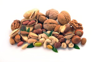 Las semillas tipo nueces, maní, macadamia, cashews y otras son las que tienen más alto contenido de grasas junto con algunos frutos como la aceituna y otros como la soya, el maiz, el girasol