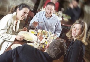 Comer en grupo es una de las actividades más agradables que podemos realizar. No echemos a perder la ocasión con pleitos o discusiones sobre temas polémicos. Limítate a contar chistes