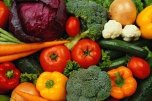 Muchos frutos son considerados como verduras y los consumimos en ensaladas o como condimentos. Pero todo lo que tiene semillas y crece en las plantas es un fruto