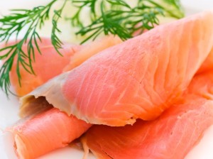 Se considera a la carne de salmón y sus aceites como la fuente más importante de omega tres, pero no debemos despreciar las fuentes vegetales como la chía, el aguacate, las nueces y semillas, el maní y la linaza