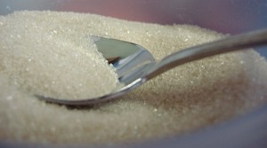 El azúcar de caña no forma parte de los alimentos normales del ser humano, la de las frutas es otra cosa.